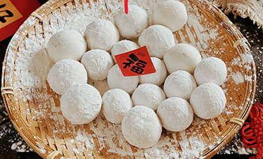 [V&ocirc; T&iacute;ch Nguy&ecirc;n Mai] Ch&uacute;c bạn một m&ugrave;a Nguy&ecirc;n ti&ecirc;u (b&aacute;nh vi&ecirc;n tr&ograve;n l&agrave;m từ bột gạo nếp cho Tết Nguy&ecirc;n ti&ecirc;u) vui vẻ!