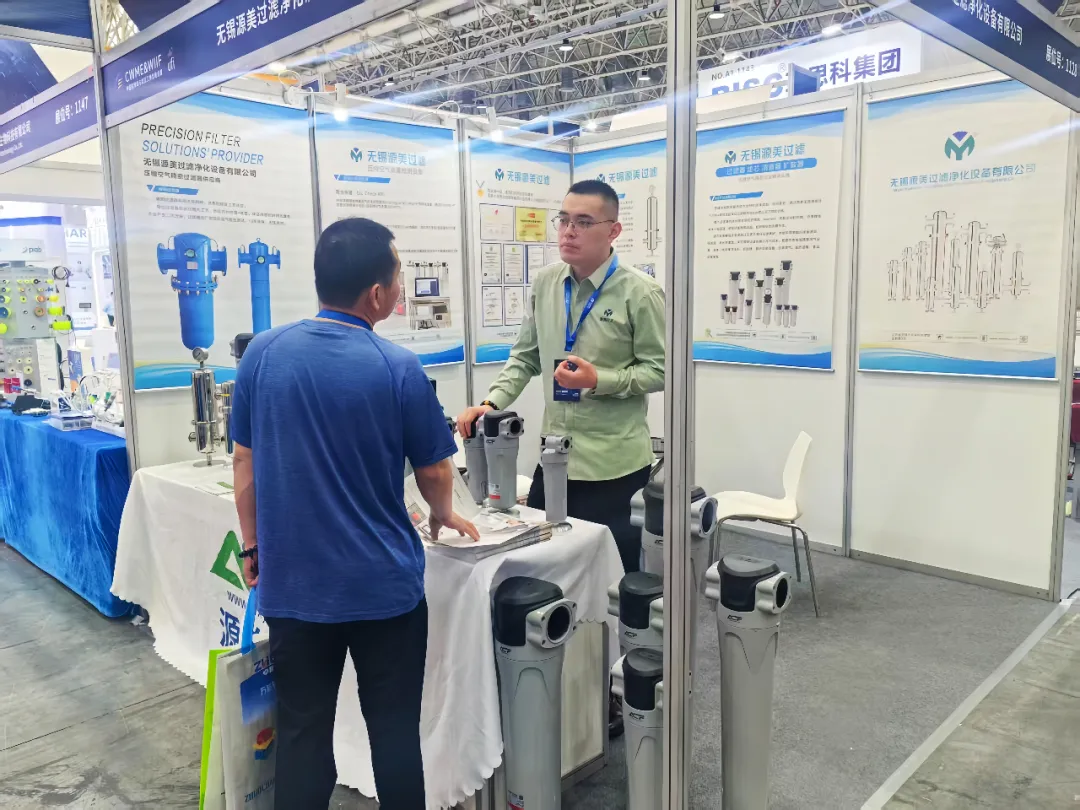 Nhân viên bán hàng Yuanmei trả lời các câu hỏi của khách hàng tại chỗ Nhân viên bán hàng Yuanmei trả lời các câu hỏi của khách hàng tại chỗ